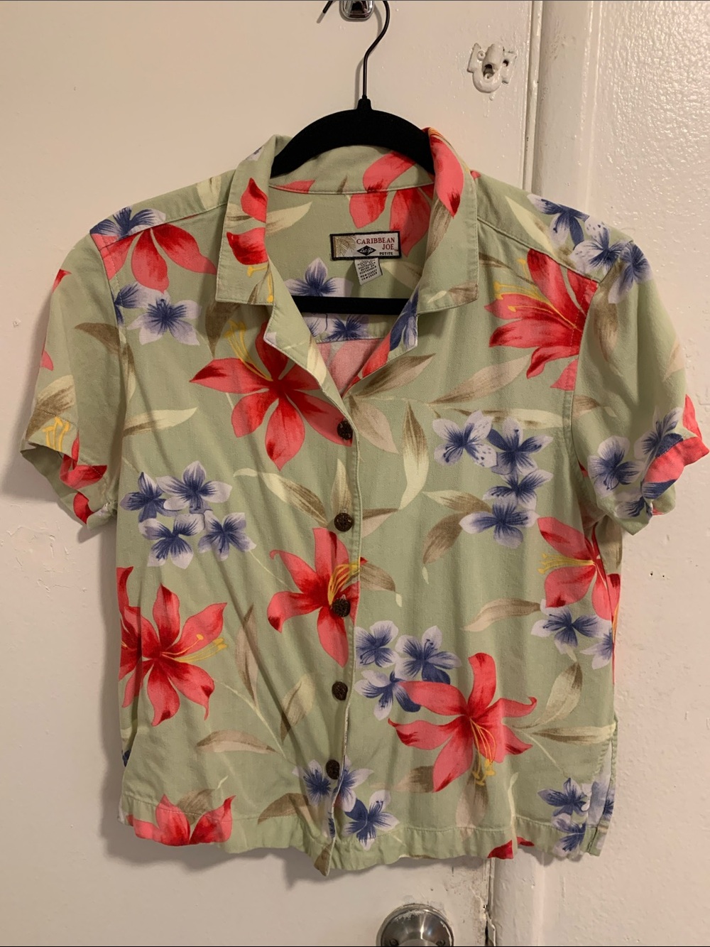 Women’s petite Caribbean Joe green Hawaiian button up!